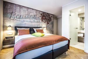 Postel nebo postele na pokoji v ubytování Burghotel Lingen
