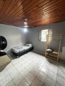 a room with a bed and a wooden ceiling at Casa em Juquehy 200m da praia in São Sebastião