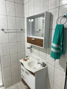 a bathroom with a sink and a mirror at Casa em Juquehy 200m da praia in São Sebastião