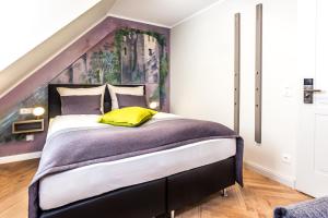 Postel nebo postele na pokoji v ubytování Burghotel Lingen
