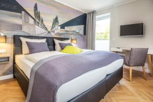 Postel nebo postele na pokoji v ubytování Burghotel Lingen