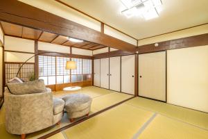 Istumisnurk majutusasutuses Lax奈良 築65年和モダン古民家 一棟貸切 最大16名 専用ガレージ2台無料 自転車付き +148 fotot