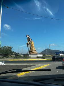 una statua di una donna in abito sul ciglio di una strada di Casa moderna en urbanización privada a Manta