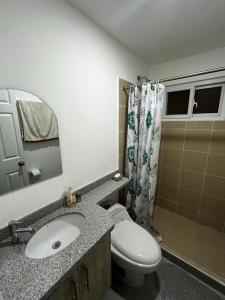 un bagno con wc, lavandino e doccia di Casa moderna en urbanización privada a Manta Altre 2 foto