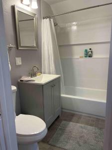 Ένα μπάνιο στο Cozy remodeled Cottage +7 φωτογραφίες