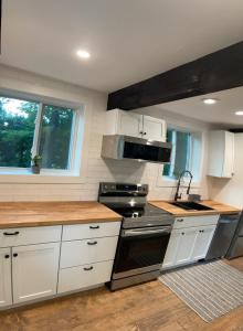 Η κουζίνα ή μικρή κουζίνα στο Cozy remodeled Cottage