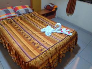 ein Bett mit zwei ausgestopften Tieren darüber in der Unterkunft Hostal Winya in Lima + 3 Fotos