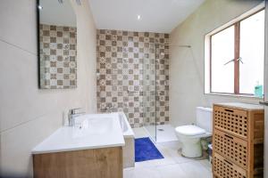 Un baño con lavabo e inodoro en Gżira Well-Equipped 4BR Flat in Peaceful - GV, en Il-Gżira
