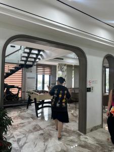 eine Frau steht in einem Wohnzimmer mit einem Billardtisch in der Unterkunft Field Hotel & Villa Tam coc in Ninh Bình + 47 Fotos