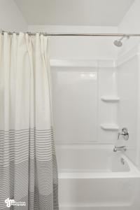 un bagno con tenda da doccia e vasca di Fully equipped Wasilla unit! a Wasilla