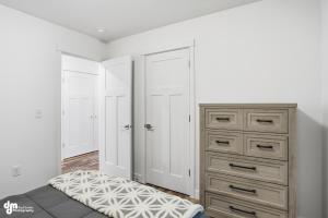 een slaapkamer met een bed en een ladekast bij Fully equipped Wasilla unit! in Wasilla +2 foto's