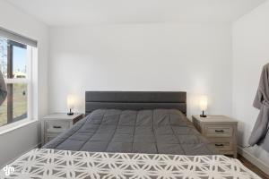 una camera da letto con un letto grande con due comodini di Fully equipped Wasilla unit! a Wasilla