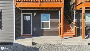 una casa con portico con porta e scala di Fully equipped Wasilla unit! a Wasilla Altre 3 foto