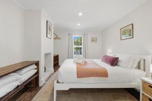Postel nebo postele na pokoji v ubytování City & Heritage - Stylish 2 Bed Cottage in Hobart