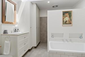 Koupelna v ubytování City & Heritage - Stylish 2 Bed Cottage in Hobart + 37 fotografií