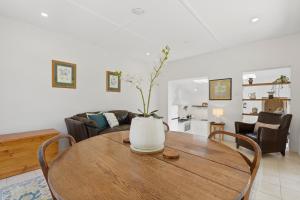 Kuchyň nebo kuchyňský kout v ubytování City & Heritage - Stylish 2 Bed Cottage in Hobart