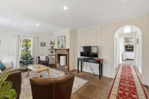 TV a/nebo společenská místnost v ubytování City & Heritage - Stylish 2 Bed Cottage in Hobart