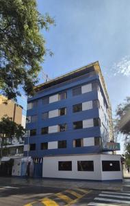 ein blau-weißes Gebäude an einer Straße in der Unterkunft Hostal Winya in Lima