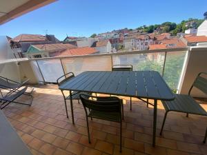 une table et des chaises sur un balcon avec vue dans l'établissement Appartement T2 en centre ville avec terrasse, wifi, Parking - FR-1-374-188, à Arcachon