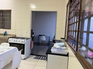 una cucina con fornelli e piano di lavoro di Lar da Dora a Parauapebas