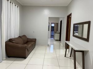 un soggiorno con un divano e un tavolo di Lar da Dora a Parauapebas