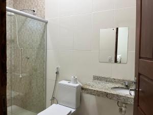 un bagno con wc, lavandino e doccia di Lar da Dora a Parauapebas Altre 2 foto