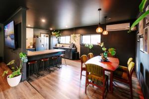 Black Diamond - Pet Friendly, Magnesium Spa في برايت: مطبخ وغرفة طعام مع طاولة وكراسي