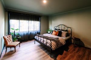 Black Diamond - Pet Friendly, Magnesium Spa في برايت: غرفة نوم بها سرير وكرسي ونافذة