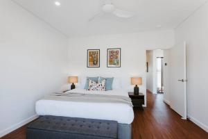 Giường trong phòng chung tại Olliedean Retreat - Dual Cottages with Scenic Views