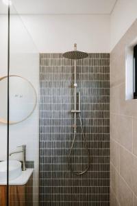 Phòng tắm tại Olliedean Retreat - Dual Cottages with Scenic Views