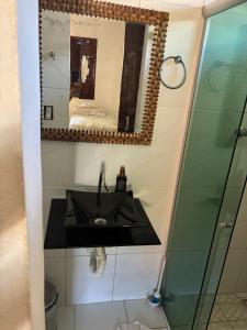 UruçucaCasa de Praia Serra Grande X Itacaré的带水槽和淋浴的浴室