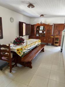 UruçucaCasa de Praia Serra Grande X Itacaré的一间带桌子和桌子的西德西德餐厅 更多24张照片