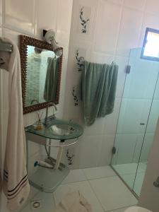 UruçucaCasa de Praia Serra Grande X Itacaré的一间带玻璃水槽和淋浴的浴室
