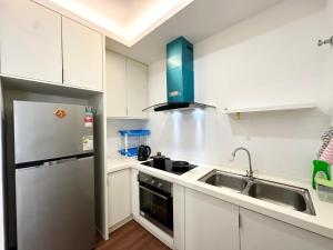 Η κουζίνα ή μικρή κουζίνα στο Silksky Service Apartment -1BR, 4pax - Free Parking, Netflix, High speed WIFI - Near The MINES, Serdang, IOI City Mall, UTAR, UPM, Cheras Selatan
