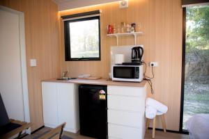 Η κουζίνα ή μικρή κουζίνα στο Maroota Greens X by Tiny Away