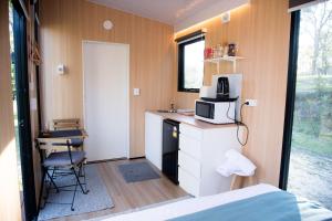 Η κουζίνα ή μικρή κουζίνα στο Maroota Greens X by Tiny Away +11 φωτογραφίες