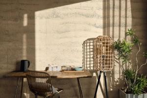 daにあるDali Wuwei Puruohaijing Hotel大理无为普若海景酒店の壁のある部屋(テーブル、椅子付)