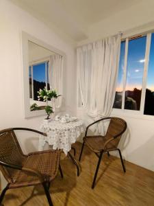 Un comedor con una mesa y dos sillas. en BaanPhutawanLanta, en Ban Mo Nae