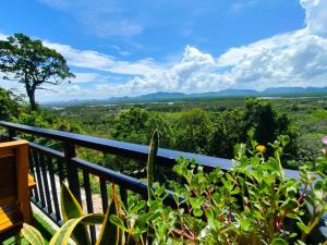 un balcón con vista a las montañas en BaanPhutawanLanta, en Ban Mo Nae 8 fotos más
