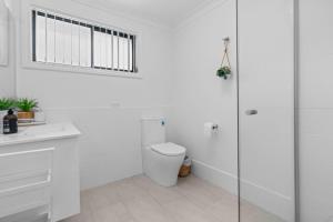 文森提亚Summer-Salt by Experience Jervis Bay的带马桶和淋浴的白色浴室 更多14张照片