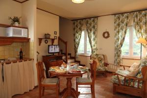Posedenie v ubytovaní Agriturismo Isola Augusta