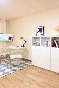 Una televisión o centro de entretenimiento en 1'Near Hongdae Station, 30sec on foot