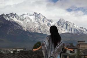 Nespecifikovaný výhled na hory nebo výhled na hory při pohledu z hotelu