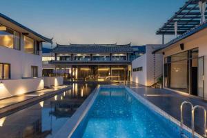 Bazén v ubytování Bantang Zuoyou · Guanshan Jianxue · Private Hot Spring Healing Hotel (Baisha Ancient Town Branch) nebo v jeho okolí