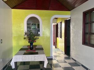 a dining room with a table and a yellow wall at Apartamento Monterrey in Monterrey
