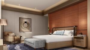 um quarto com uma cama grande e uma cadeira em Kaban Hotel & Casino Boracay em Boracay