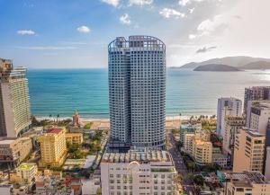 una vista aérea de una ciudad con el océano en MELLIA OCEANUS NHA TRANG BAY Five-Star Suites, en Nha Trang