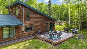 una baita di tronchi con terrazza e patio. di Cozy Lakefront Retreat a Wasilla