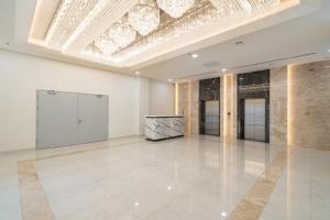 Großes Zimmer mit einer Decke und einem Kronleuchter in der Unterkunft TAO DAN hotel in Ho-Chi-Minh-Stadt