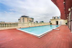 ein Schwimmbad auf dem Dach eines Gebäudes in der Unterkunft TAO DAN hotel in Ho-Chi-Minh-Stadt
